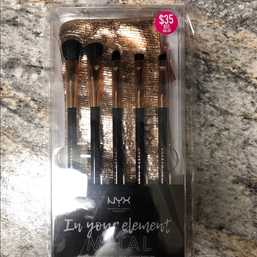 NYX Brush Set With Makeup Bag
